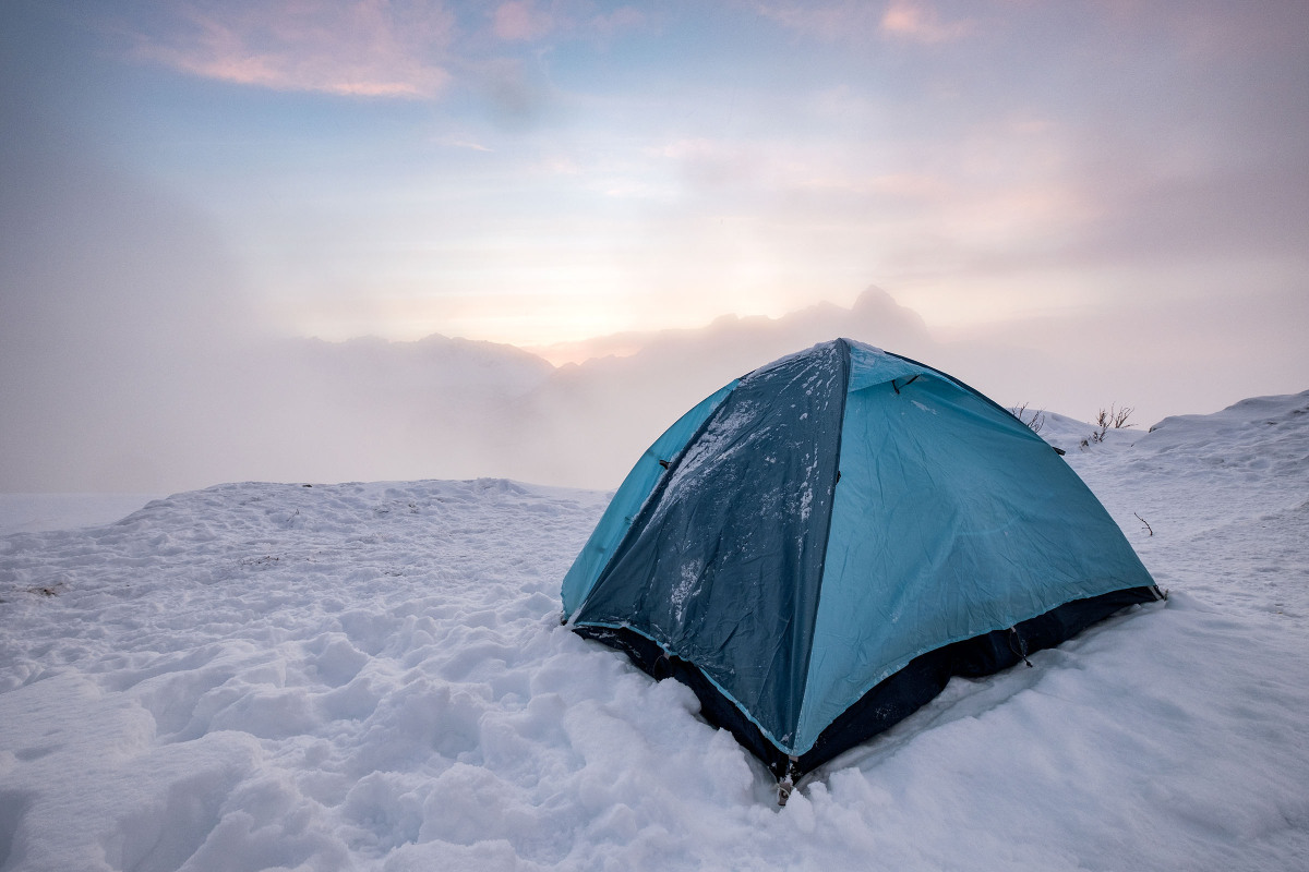camping-blue-tent-snowy-hill-foggy._2400jpg